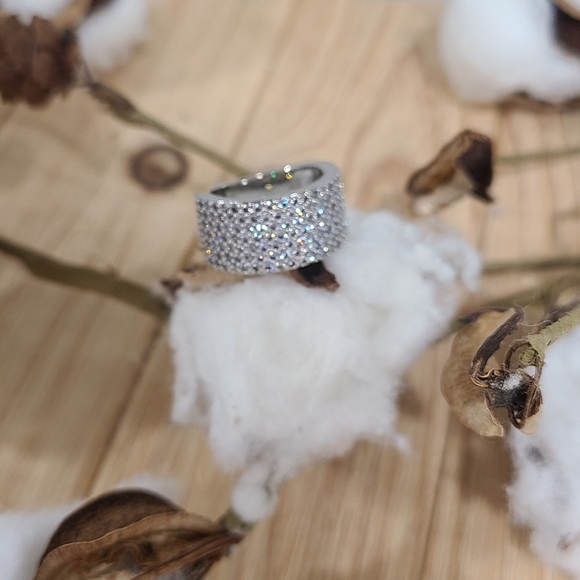 🤍🩶NEW🤍🩶GORGEOUS!! Tiny CZ'S Silver Plated Band Ring - Picture 6 of 14